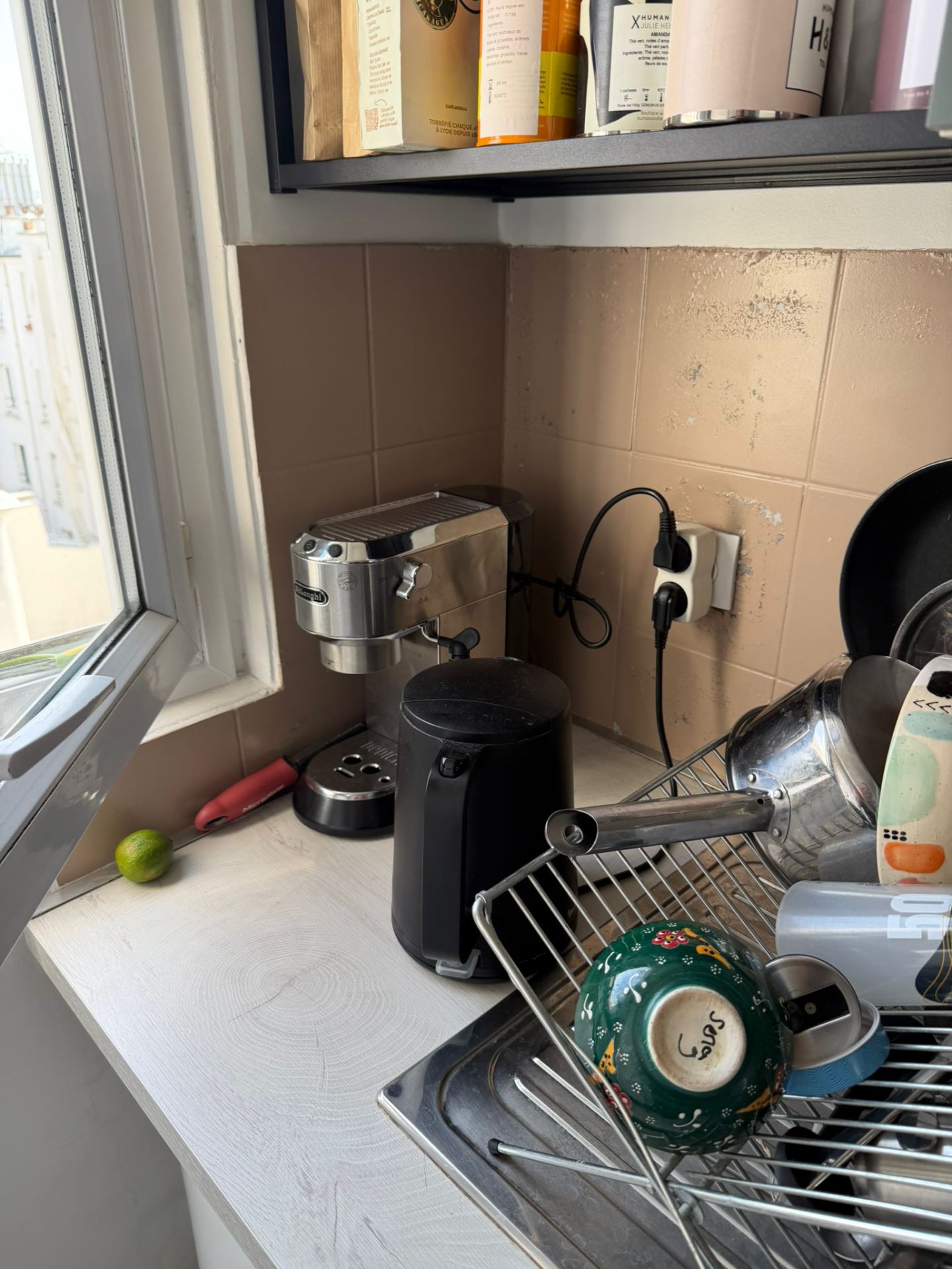 Coin cuisine parisien avec carrelage abîmé avant rénovation