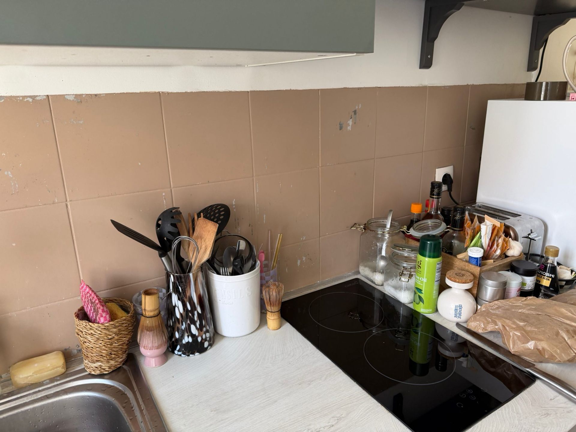 Crédence cuisine carrelage rose abîmé avant rénovation Paris