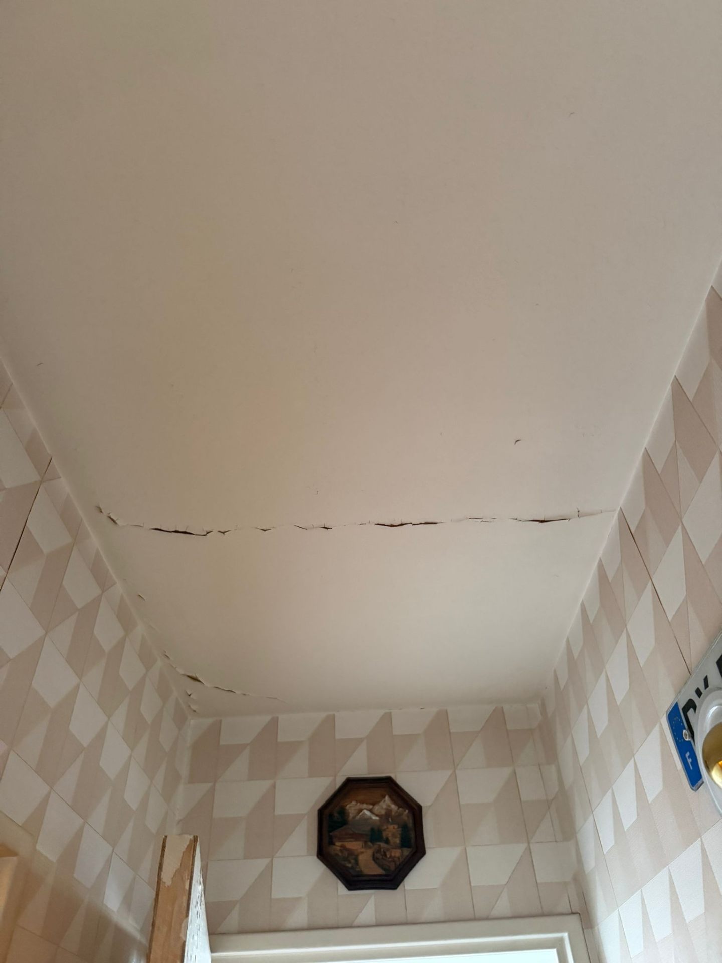Plafond fissuré et faïence murale datée avant rénovation à Paris 20